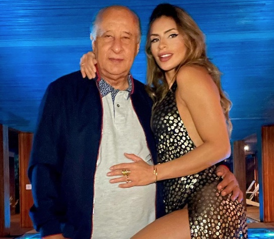 Namorada de Marco Del Nero, ex-presidente da CBF, usa top ousado para Copa