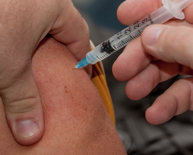 Testes com vacina brasileira contra covid começam no país