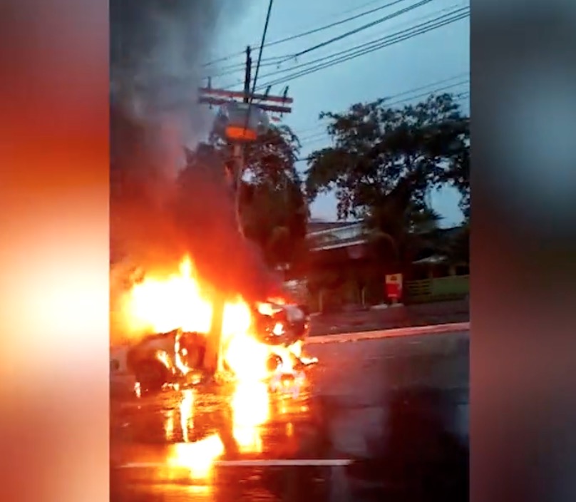Motorista morre carbonizado após carro bater em poste e incendiar em Manaus