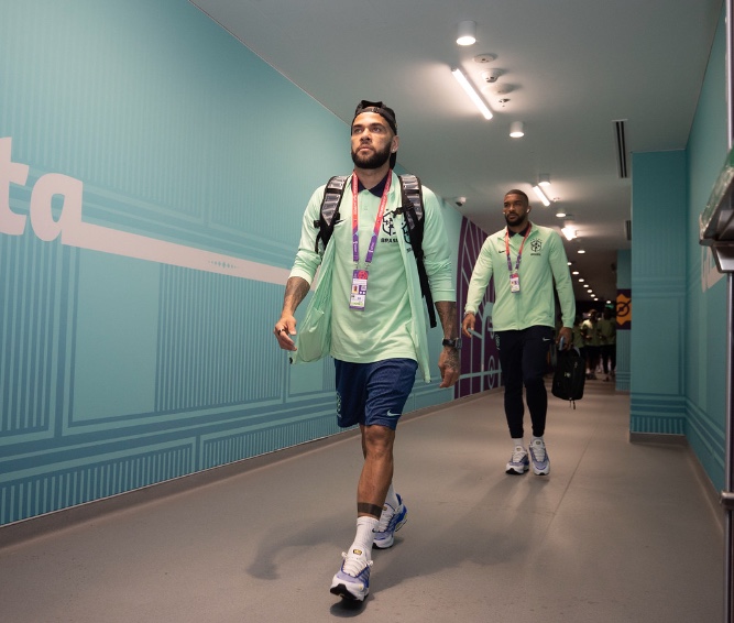 Tite é criticado e torcida vibra com Daniel Alves no banco contra a Suíça