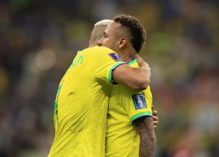 Do hotel, Neymar vê Brasil x Suíça fazendo tratamento no tornozelo