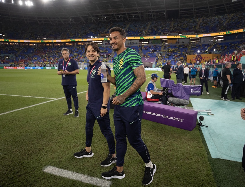 Danilo vai a Brasil x Suíça e faz tratamento contra lesão na beira do campo