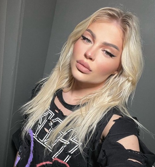 Luísa Sonza deixa show de cadeira de rodas e rebate sobre descaso com fãs