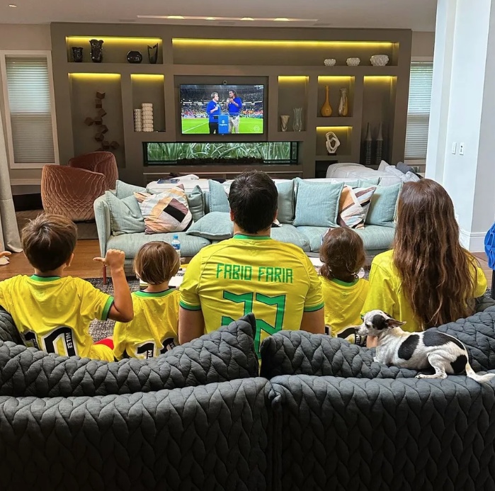 Patricia Abravanel impressiona com sala luxuosa em foto com a família 