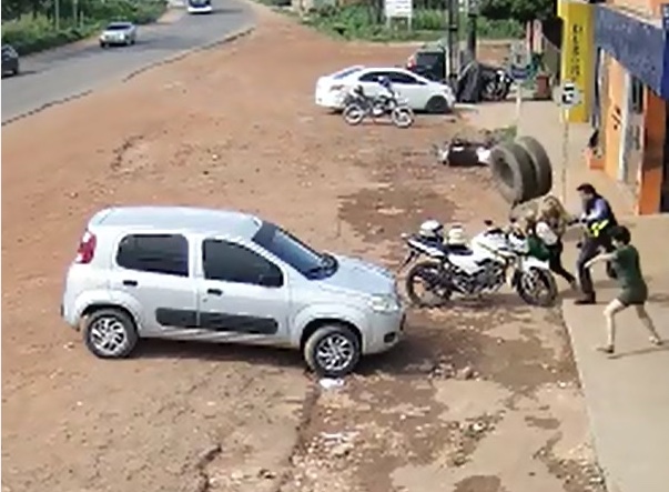 Pneu se solta de caminhão em movimento e passa por cima de pedestres; vídeo