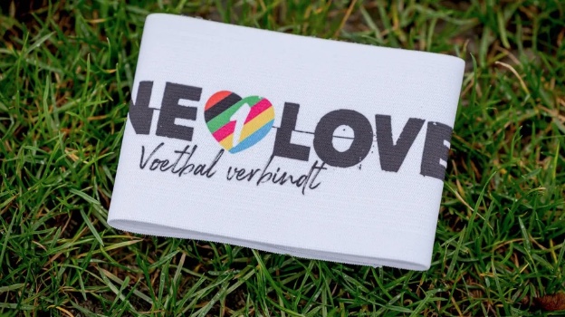 Torcedor dos Estados Unidos é detido por usar braçadeira arco-íris