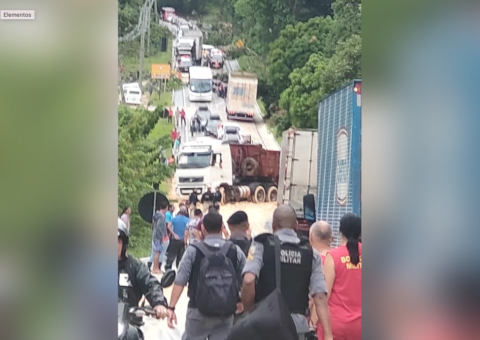 Deslizamento causa engarrafamento na BR-174 após temporal em Manaus; vídeo