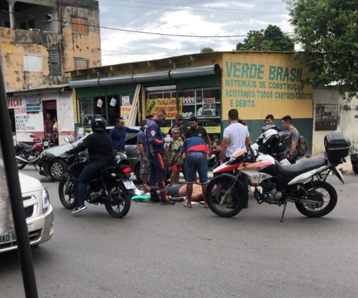 Motociclista é atingindo por carro em acidente em avenida de Manaus; vídeo
