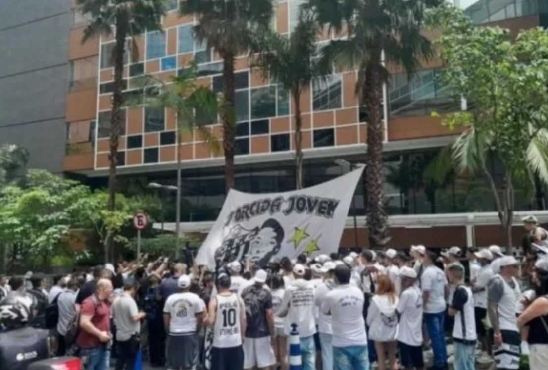 Torcedores vão a hospital prestar solidariedade a Pelé