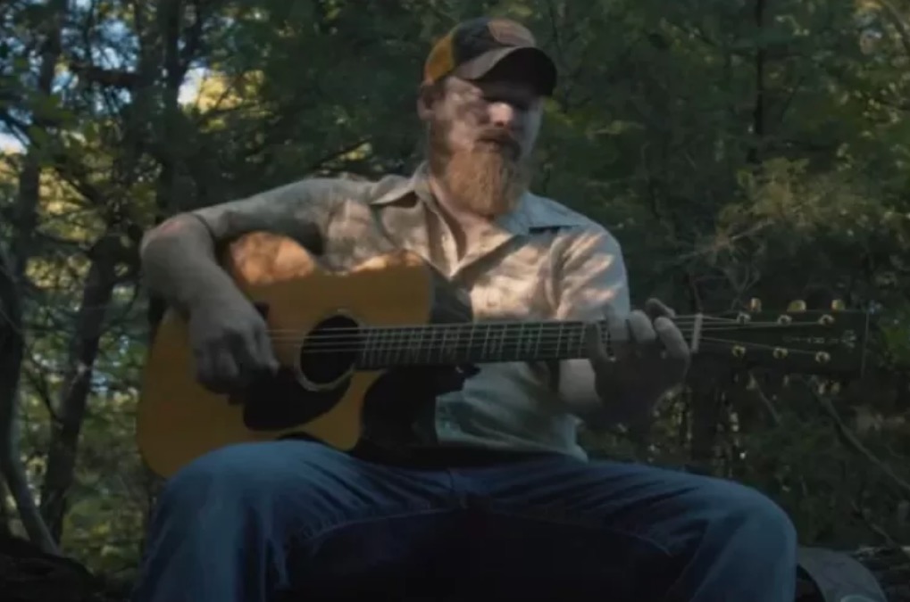 Cantor Jake Flint morre aos 37 anos horas após se casar