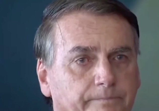 Bolsonaro chora em evento militar em Brasília