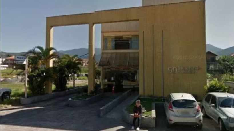 Pai empurra carro no 'prego' e atropela filha; bebê morreu