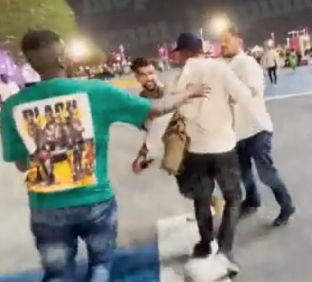 Ex-jogador Samuel Eto'o chuta cabeça de youtuber no Qatar