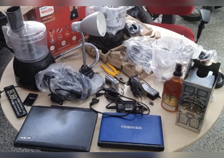 De whisky a notebooks, homens são presos com malas cheias de produtos furtados de condomínio em Manaus