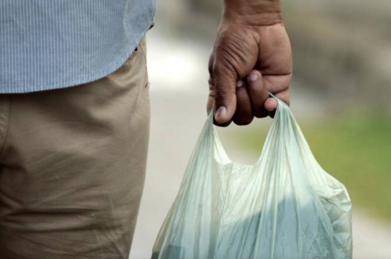 Procon orienta consumidores de Manaus sobre nova lei das sacolas plásticas