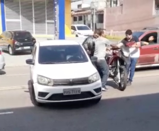 Acidente entre carro e motocicleta deixa casal ferido em avenida de Manaus