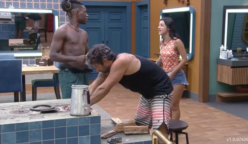 A Fazenda: Bia revela o que ouviu da produção e sinal é cortado