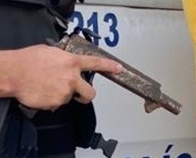 Assaltante é amarrado e espancado após tentar roubar moradores em Manaus