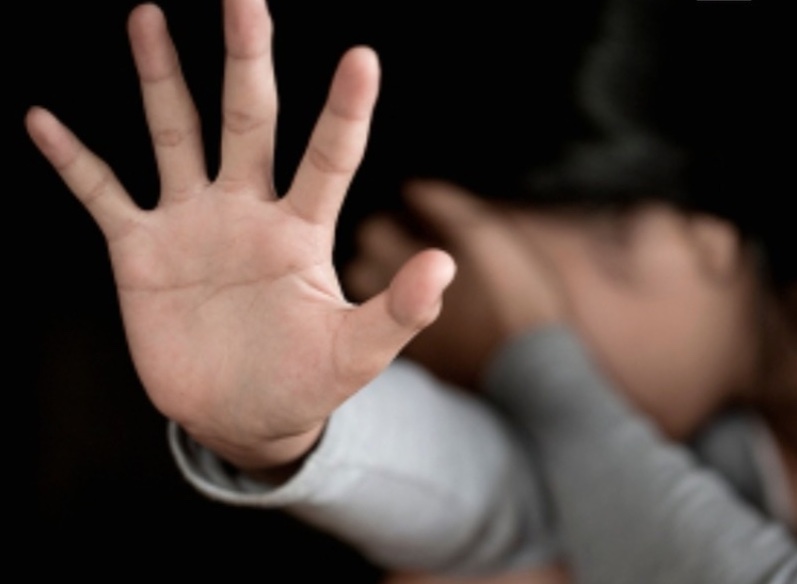 Criança é estuprada e morta após mãe deixá-la sozinha em casa para ir a bar