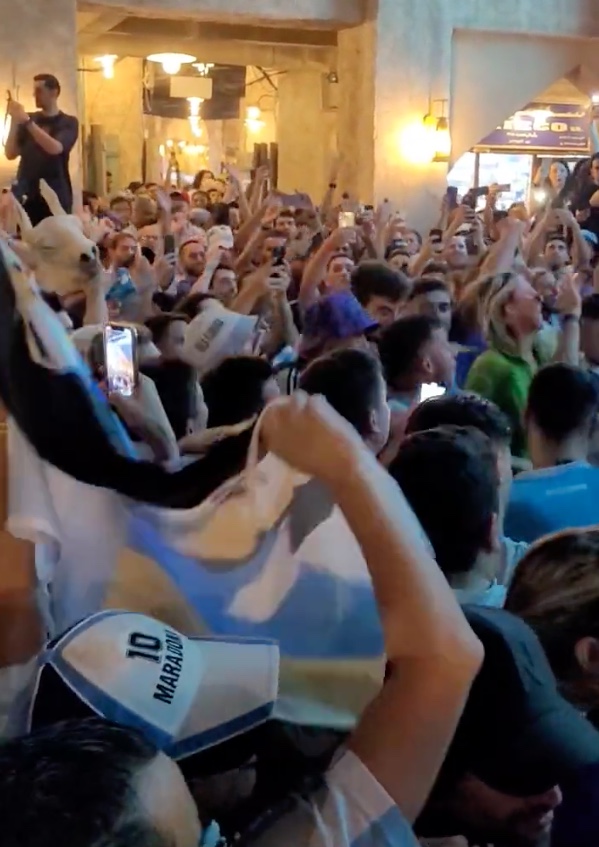 Torcida argentina engata cinco dias de bandeiraço no Qatar