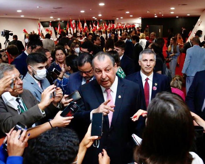 Presente na diplomação de Lula, Omar defende união para reconstruir o país