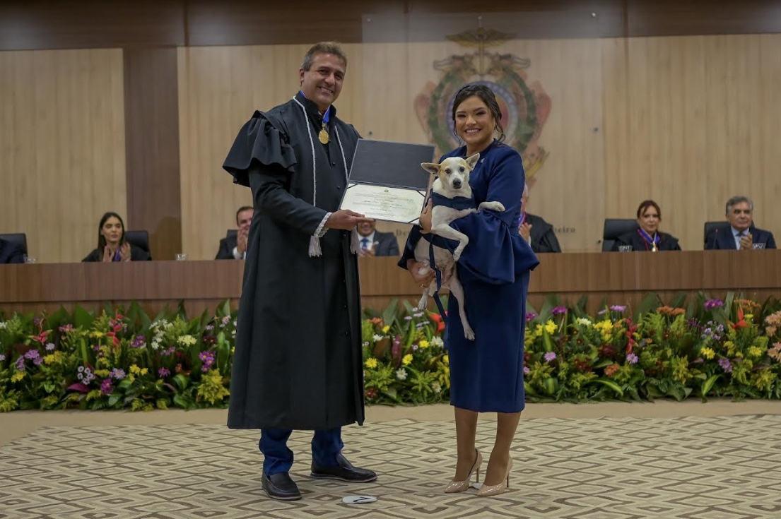 Deputada Joana Darc leva cadela para cerimônia de diplomação em Manaus
