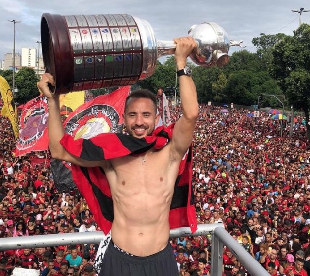 Everton Ribeiro, do Flamengo, Diego e Rodinei são hackeados no Twitter