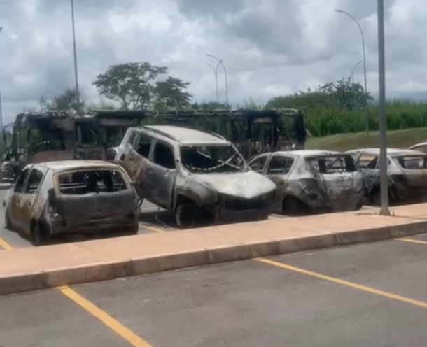 Vídeo mostra estado de veículos incendiados em protesto de bolsonaristas
