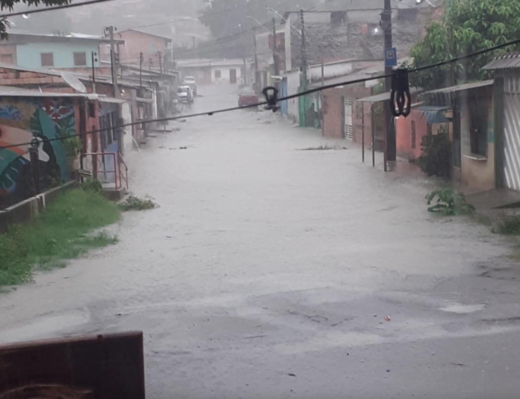 Com alagamentos e erosão, forte chuva causa transtornos em vários bairros de Manaus