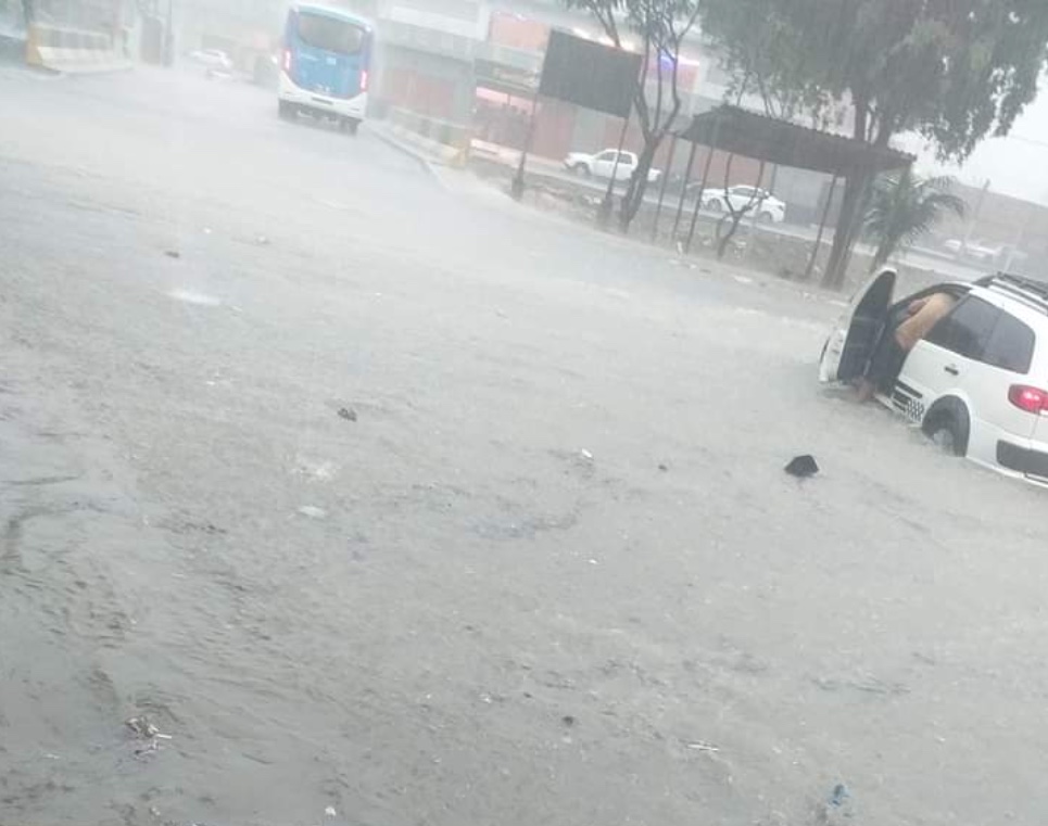 Alagadas, ruas 'desaparecem' durante temporal em Manaus; vídeo