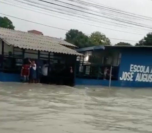 Alunos ficam presos em escola alagada durante temporal em Manaus; vídeo