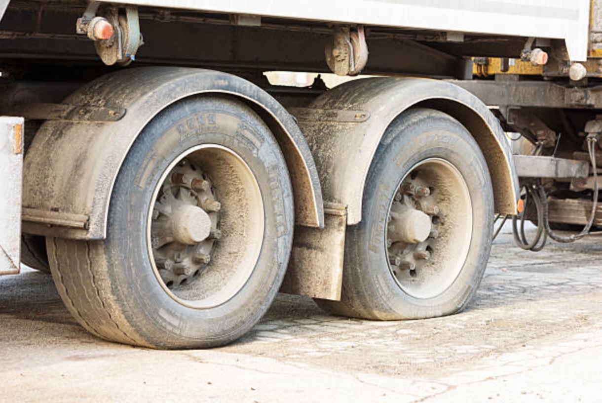 Bebê de 1 ano é atropelado e morre ao brincar debaixo de caminhão