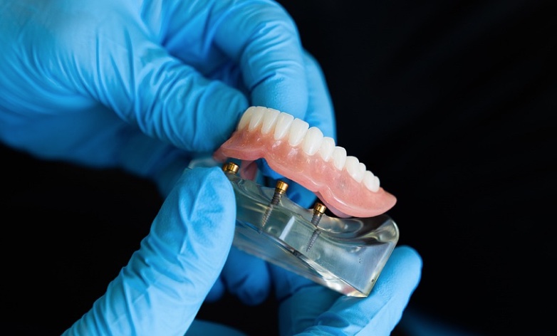 Hospital perde aliança de paciente e entrega dentadura errada para viúva