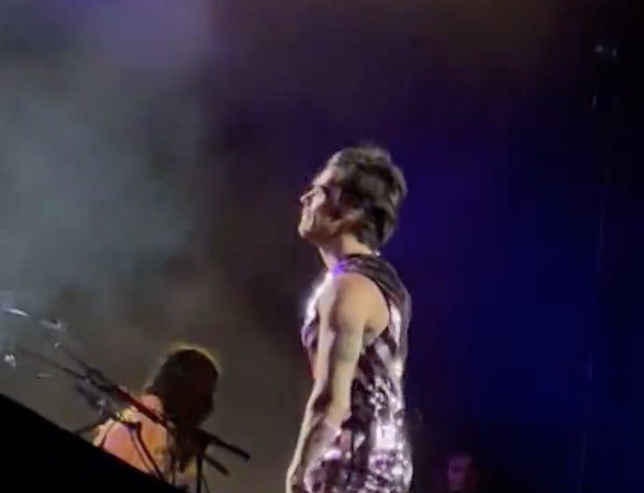 Calça de Harry Styles rasga durante o segundo show em São Paulo, veja