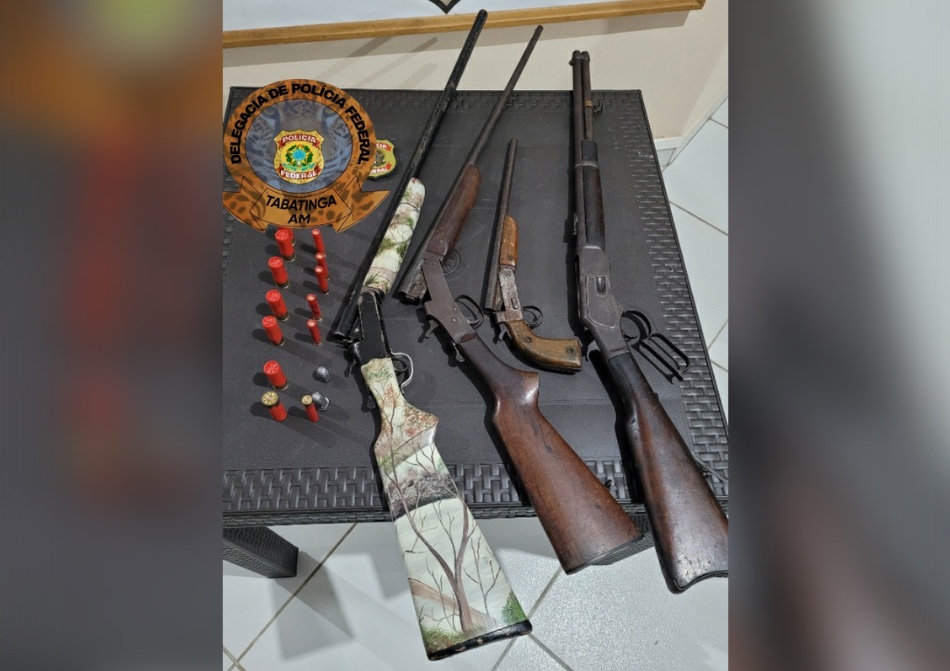 Homem é preso pela PF com armamento pesado dentro de embarcação no Amazonas