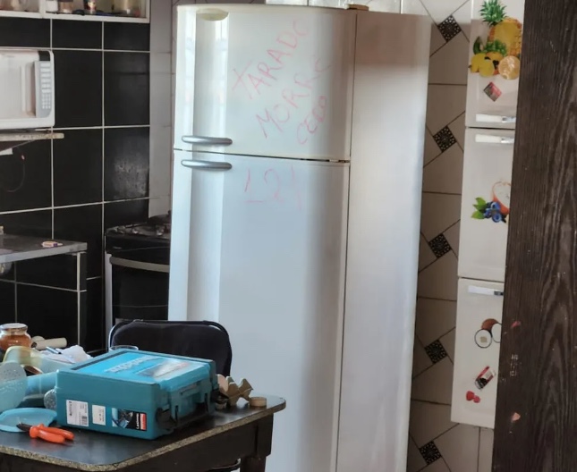 Idoso é encontrado morto dentro de geladeira e assassino deixa recado