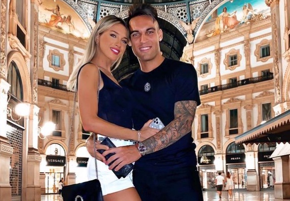 Esposa do jogador argentino Lautaro encontra vidro em sua bebida no Catar