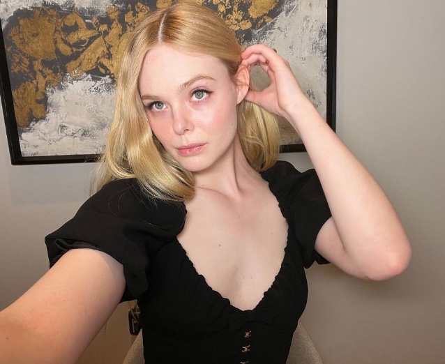 Elle Fanning assume namoro com ator 13 anos mais velho 