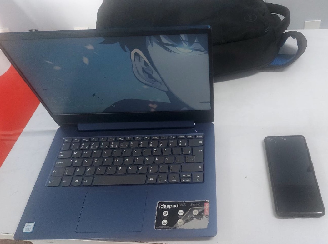 Jovem ajuda idoso na rua, cai em cilada e ladrões levam tudo em Manaus