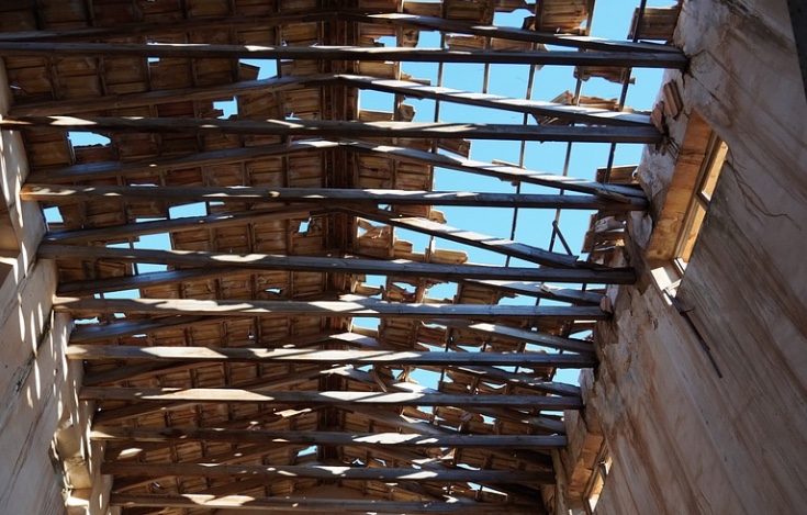 Jovem despenca de 5 metros e morre ao tentar fugir pelo telhado de casa