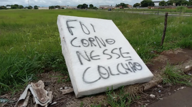 Homem joga cama na rua e deixa recado: 'fui corno nesse colchão'