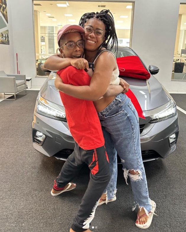 Aos 14, influencer 'Boca de 09' presenteia mãe com carrão