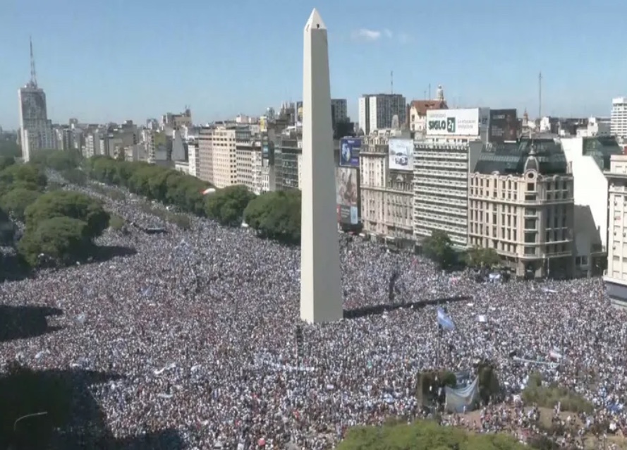 Jovem cai de marquise e morre ao esperar desfile com Seleção Argentina