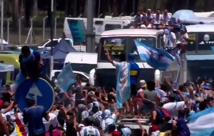 Seleção Argentina desfila por Buenos Aires com a taça em carro aberto