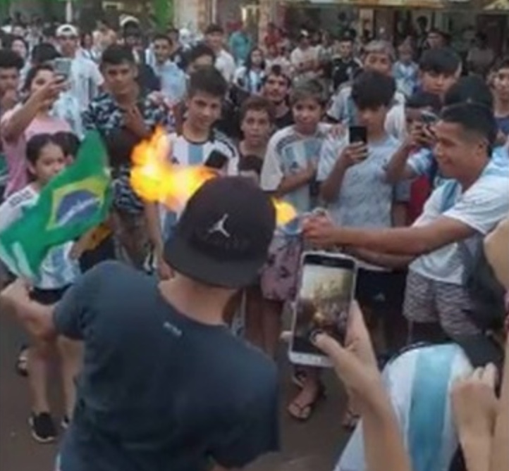 Vídeo: Argentinos comemoram tri e queimam bandeira do Brasil