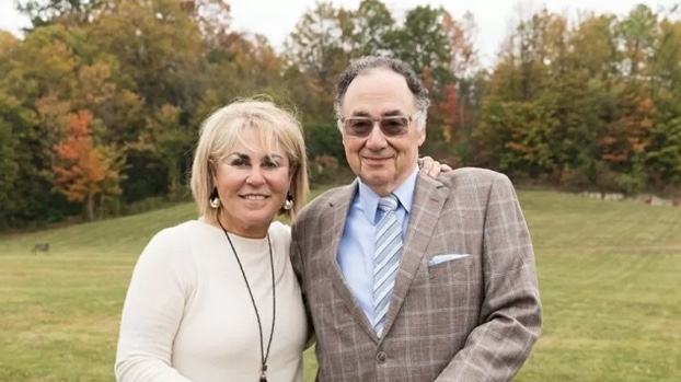 Filho oferece R$ 186 milhões para quem tiver pistas da morte dos pais