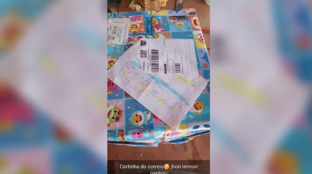 Menino pede presente do 'Papai Noel dos Correios' e ganha chuteira rasgada