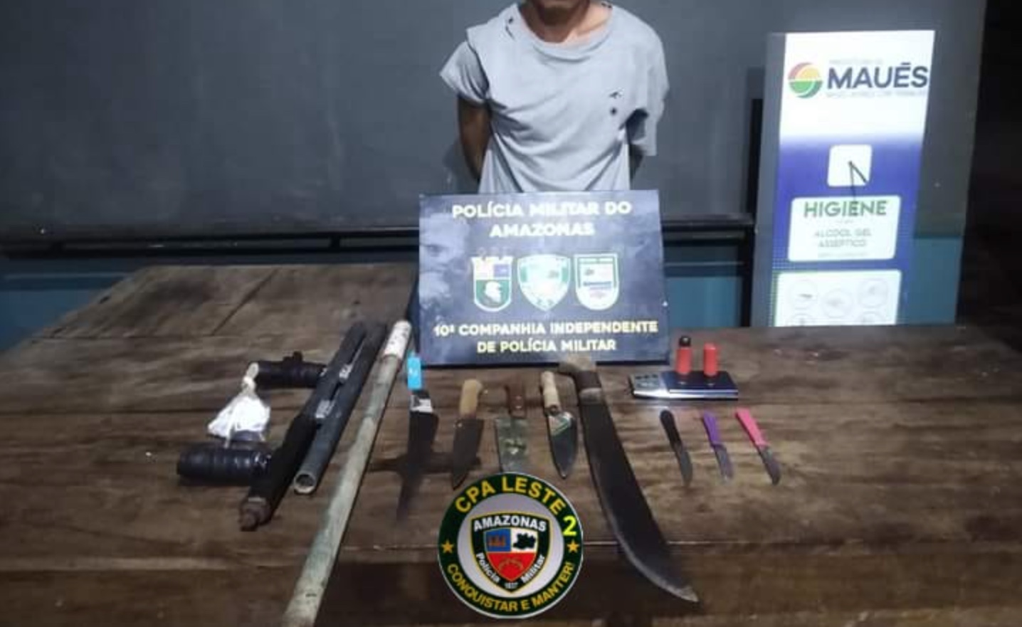 Jovem é preso com armas, facas e drogas no Amazonas