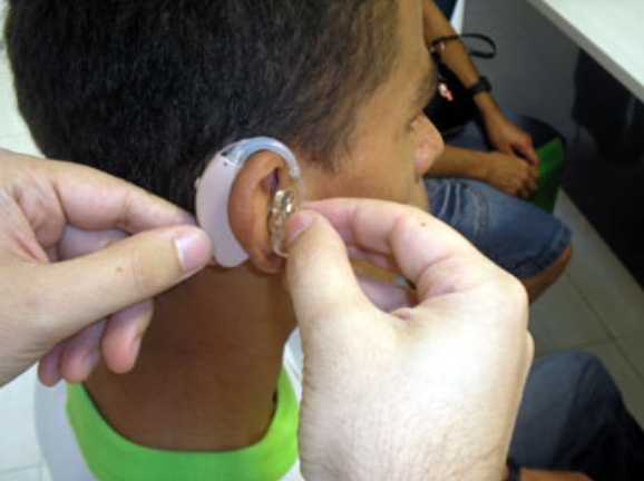 Bolsonaro veta ampliação de direitos a quem é surdo de apenas um dos ouvido