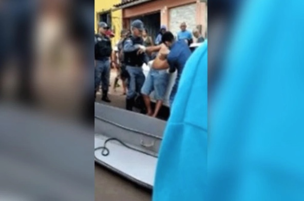 Homem morto é encontrado em pé no meio de rua; polícia investiga o caso